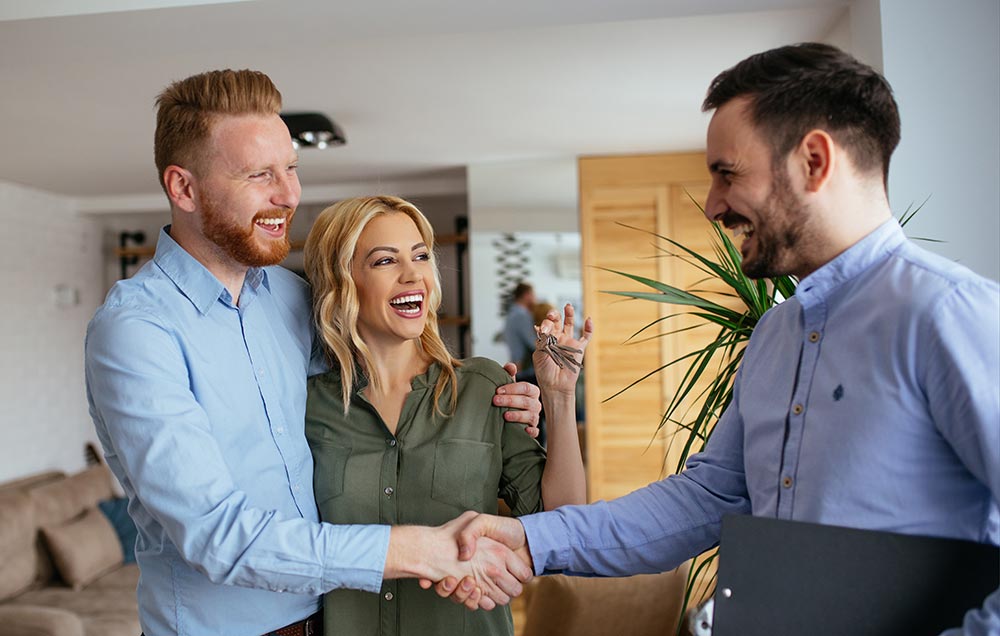 eton-property-real-estate-agent-handing-over-keys eton-property-real-estate-agent-handing-over-keys